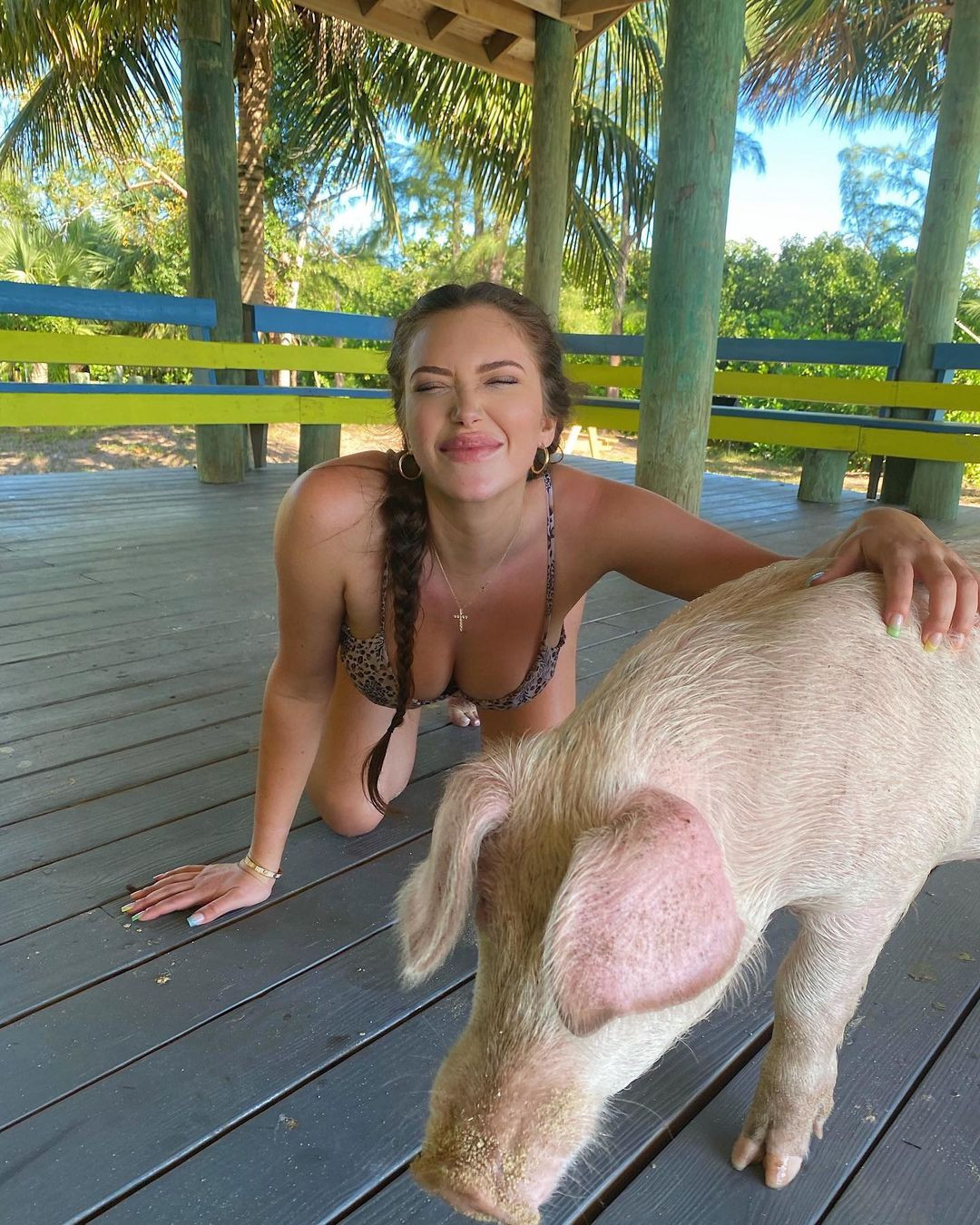 Bạn thân của Kylie Jenner khoe thân hình ‘đồng hồ cát’ nóng bỏng với bikini ảnh 1