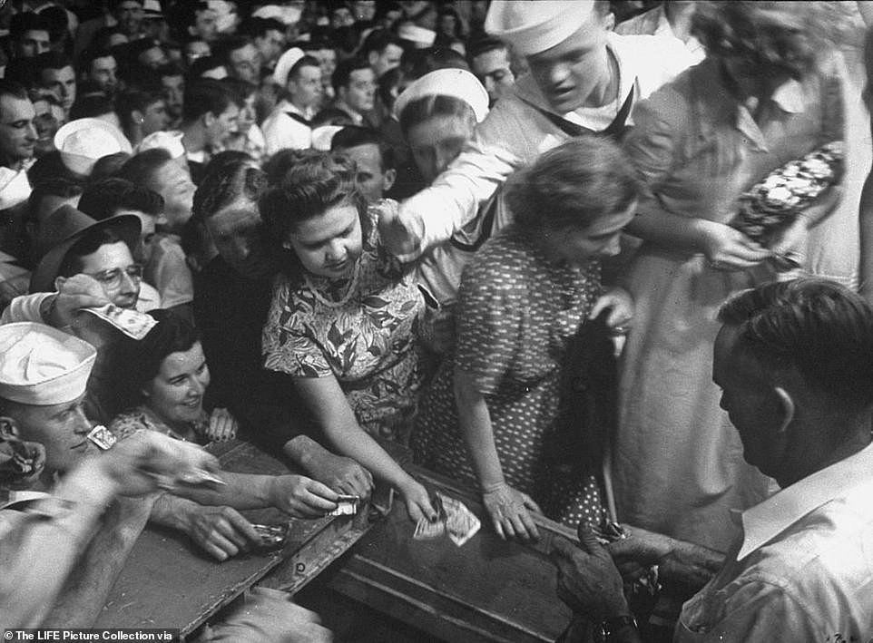 Loạt ảnh hiếm về một chuyến lưu diễn của ‘vũ nữ thoát y nổi tiếng nhất thế giới’ ảnh 14