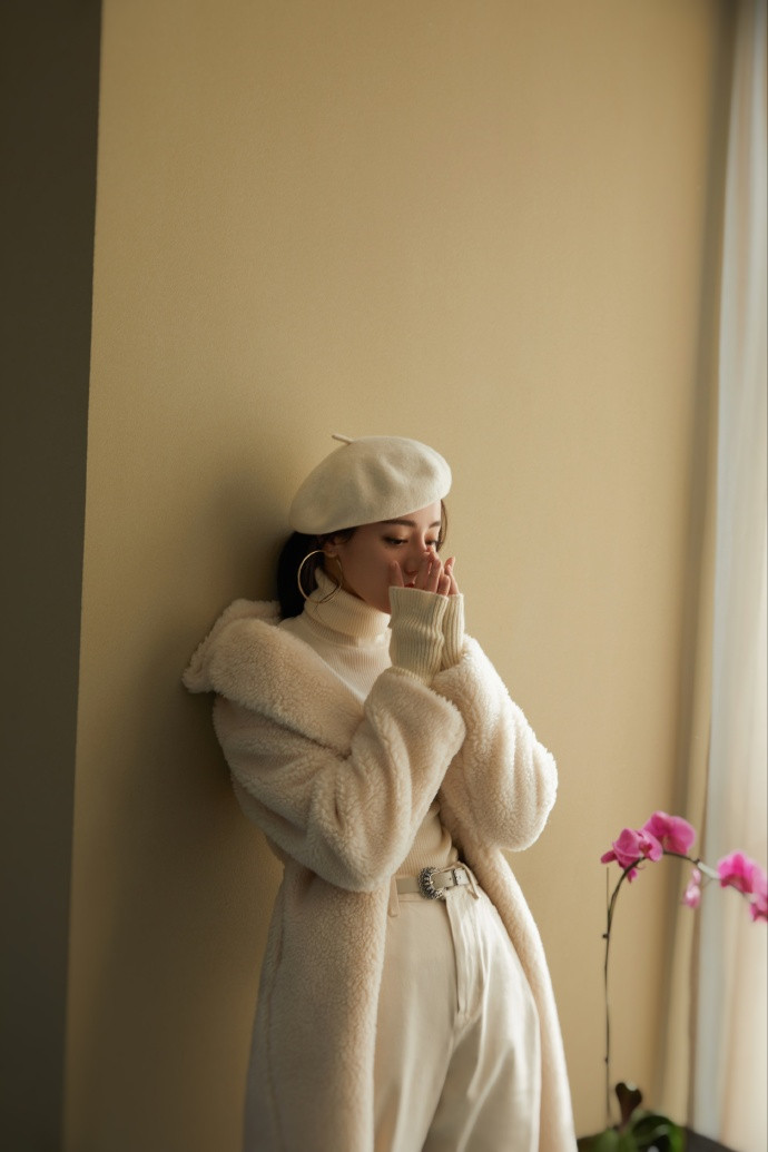 Địch Lệ Nhiệt Ba diện váy xẻ tà cao vút, khoe nhan sắc đỉnh cao đầu năm mới ảnh 10