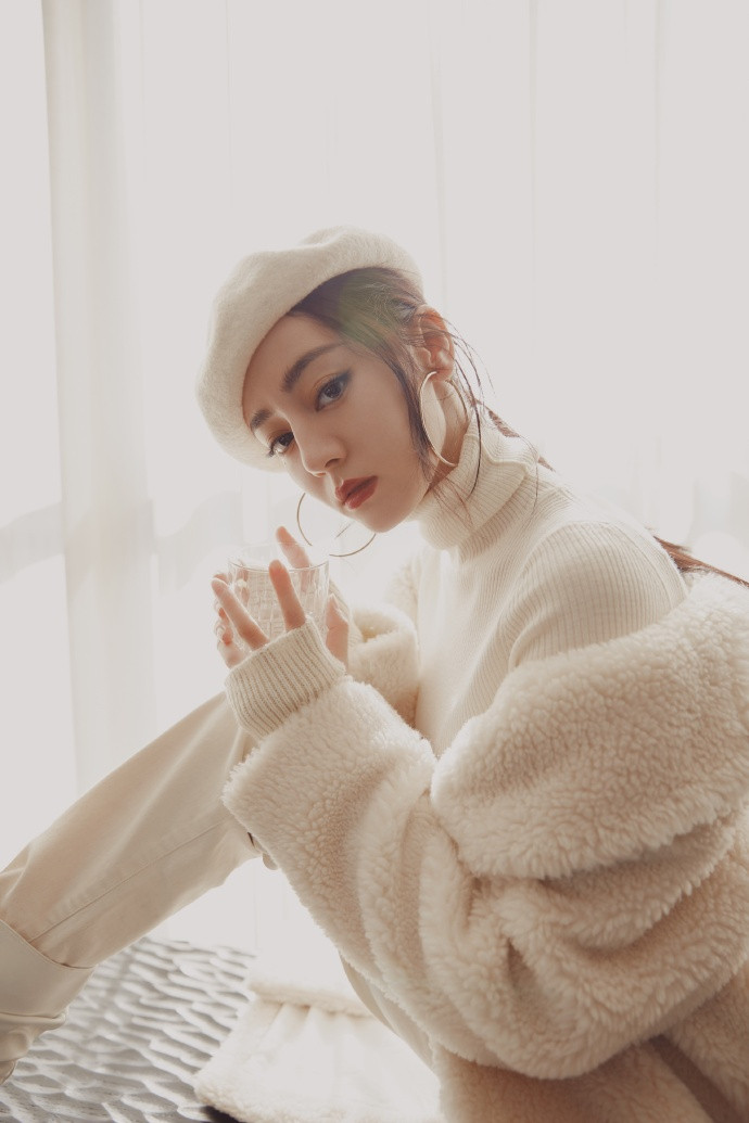 Địch Lệ Nhiệt Ba diện váy xẻ tà cao vút, khoe nhan sắc đỉnh cao đầu năm mới ảnh 11