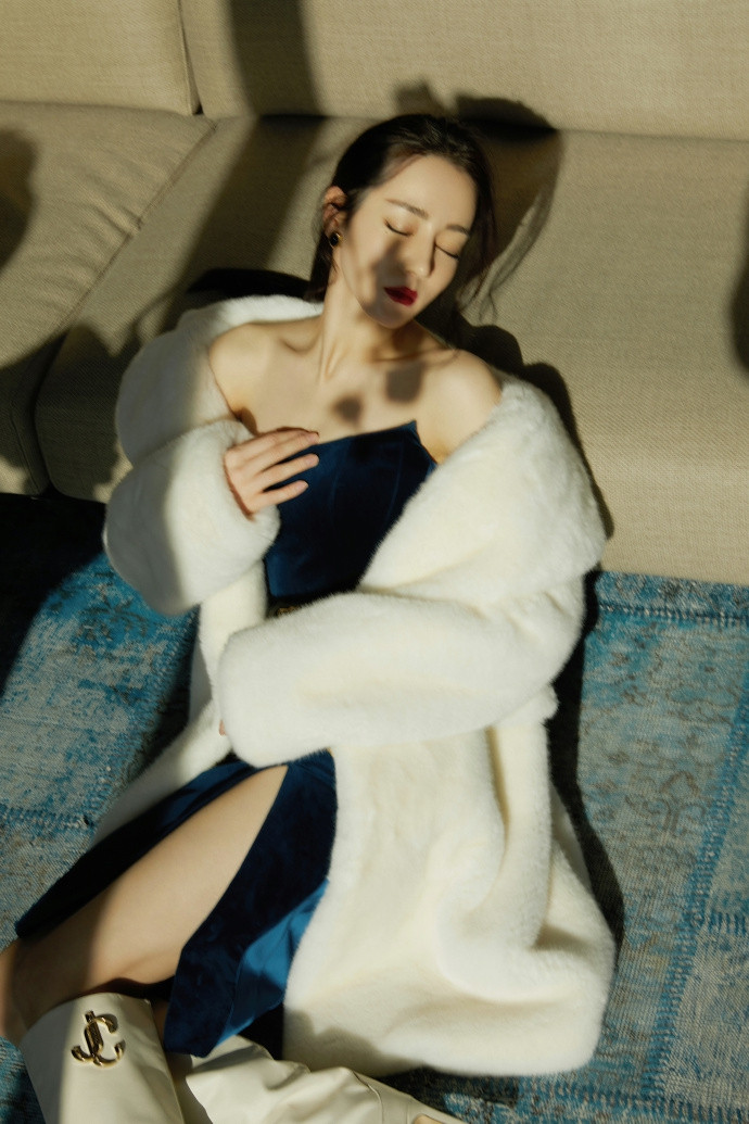 Địch Lệ Nhiệt Ba diện váy xẻ tà cao vút, khoe nhan sắc đỉnh cao đầu năm mới ảnh 2