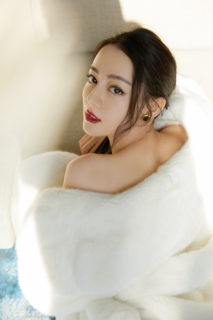 Địch Lệ Nhiệt Ba diện váy xẻ tà cao vút, khoe nhan sắc đỉnh cao đầu năm mới ảnh 6