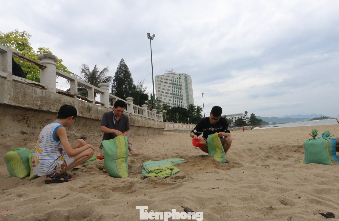 Dân Nha Trang ra biển xúc cát về chống bão ảnh 1