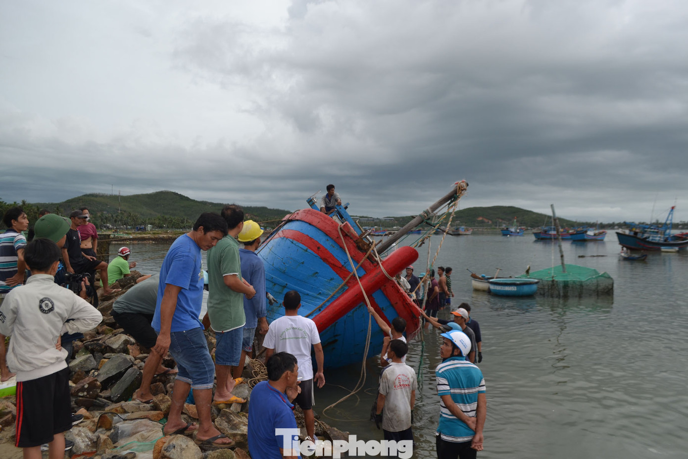 Phú Yên: 32 tàu thuyền bị sóng đánh chìm khi bão đổ bộ ảnh 1