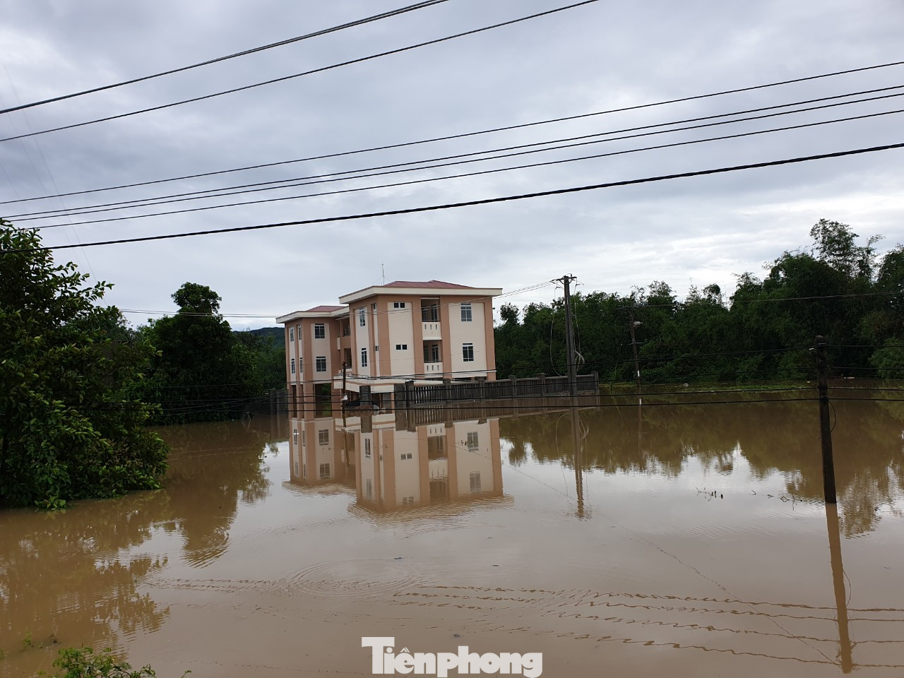 Phú Yên: 32 tàu thuyền bị sóng đánh chìm khi bão đổ bộ ảnh 4