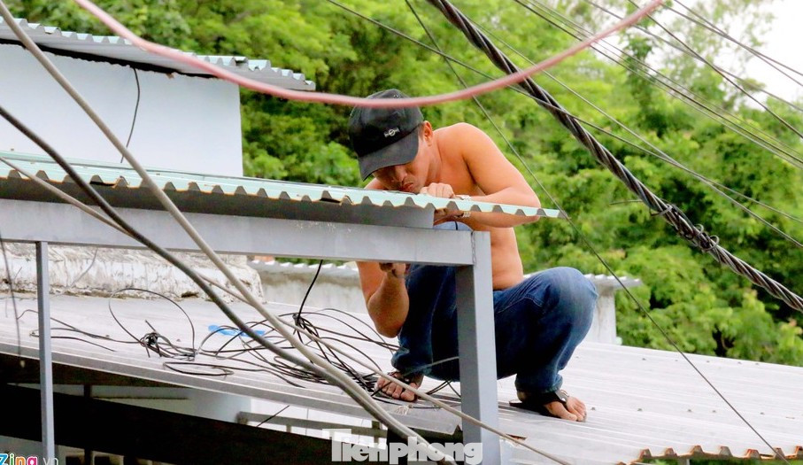 Dân Nha Trang ra biển xúc cát về chống bão ảnh 5