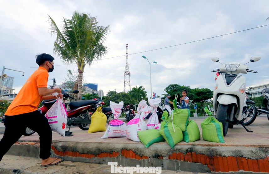 Dân Nha Trang ra biển xúc cát về chống bão ảnh 3