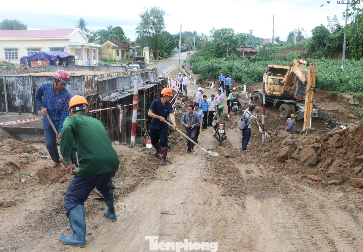 Phú Yên: 32 tàu thuyền bị sóng đánh chìm khi bão đổ bộ ảnh 6
