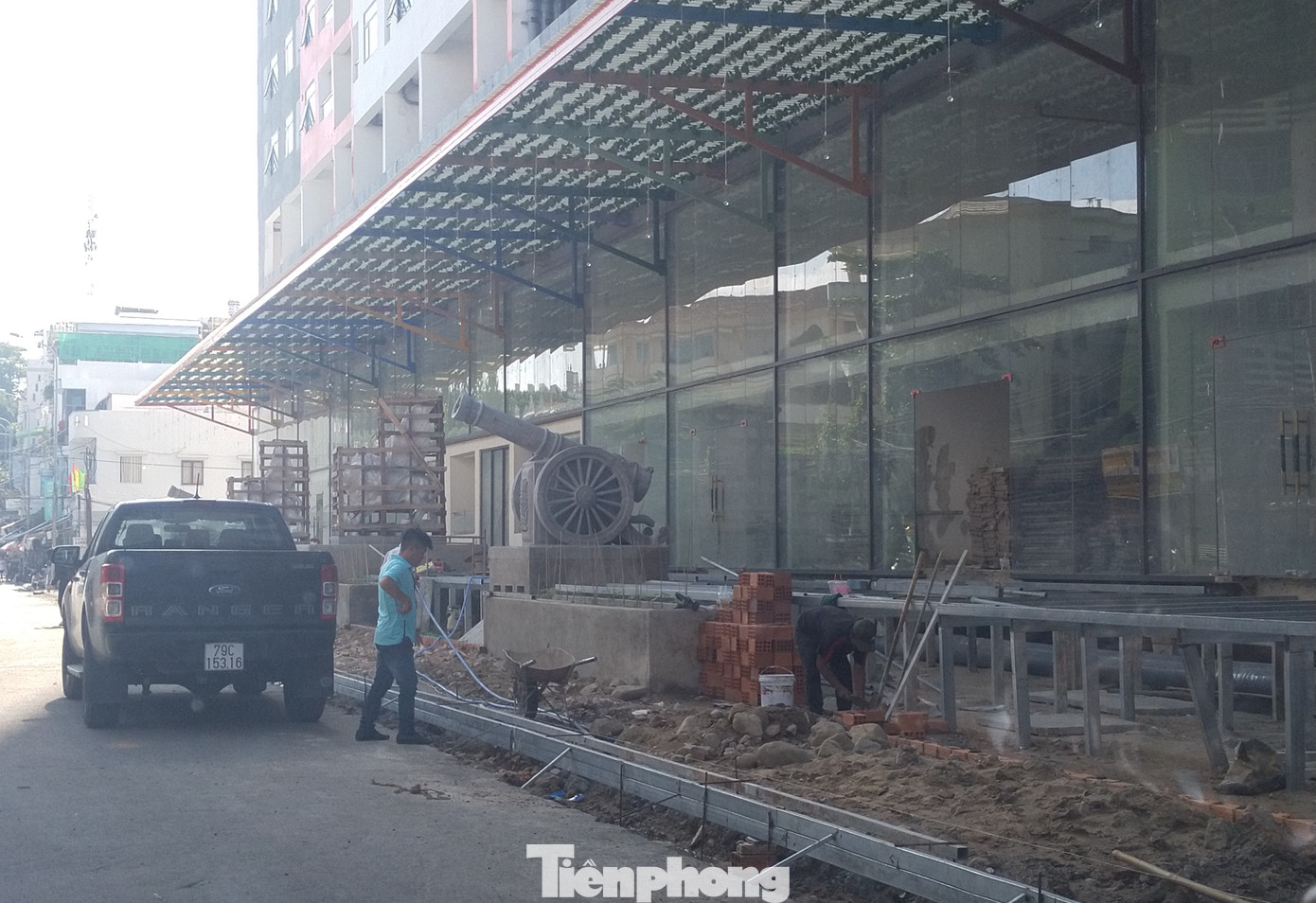 Xử phạt chung cư 43 tầng chưa xây xong đã cho dân vào ở ảnh 1