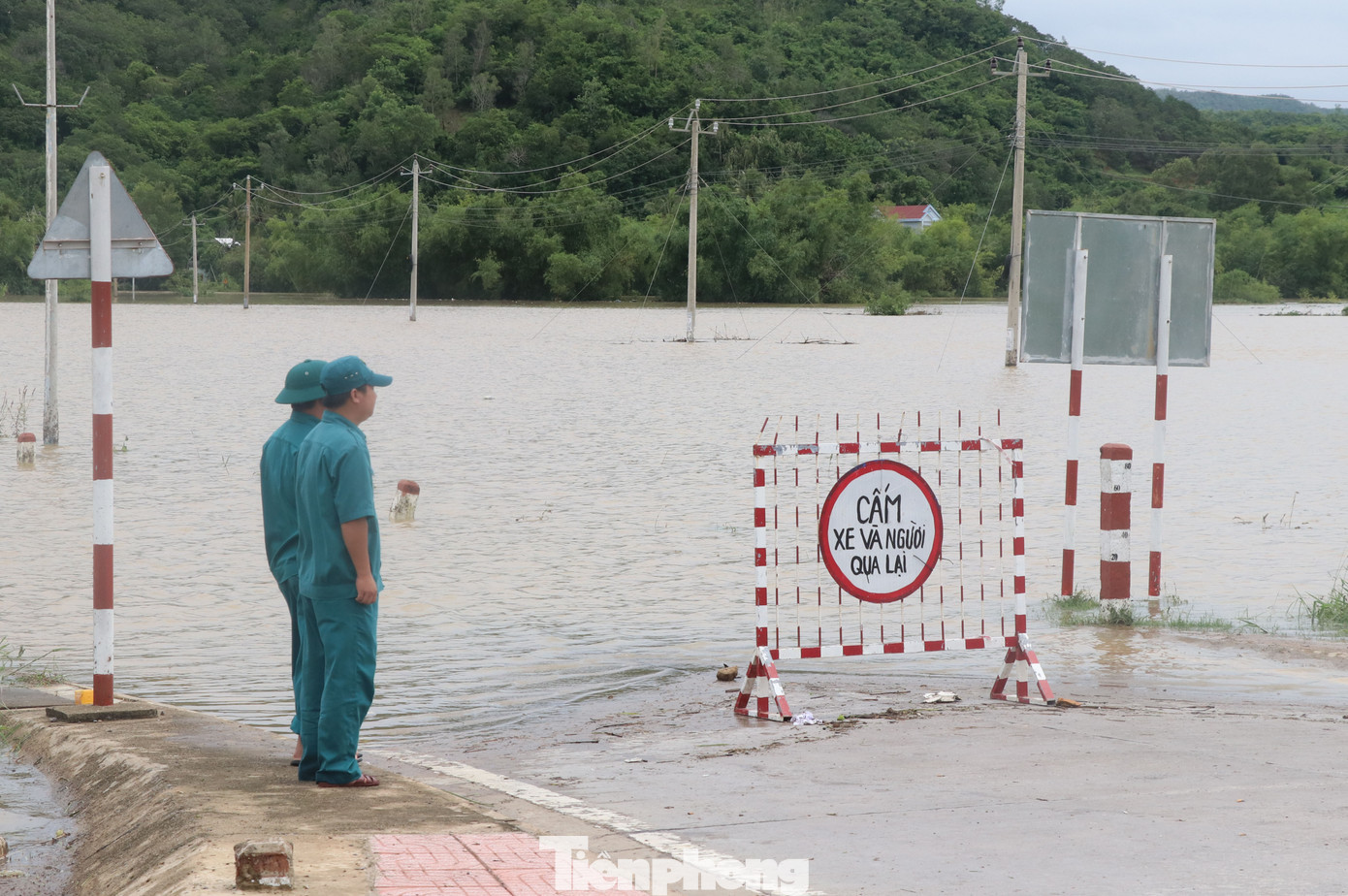 Phú Yên: 32 tàu thuyền bị sóng đánh chìm khi bão đổ bộ ảnh 2