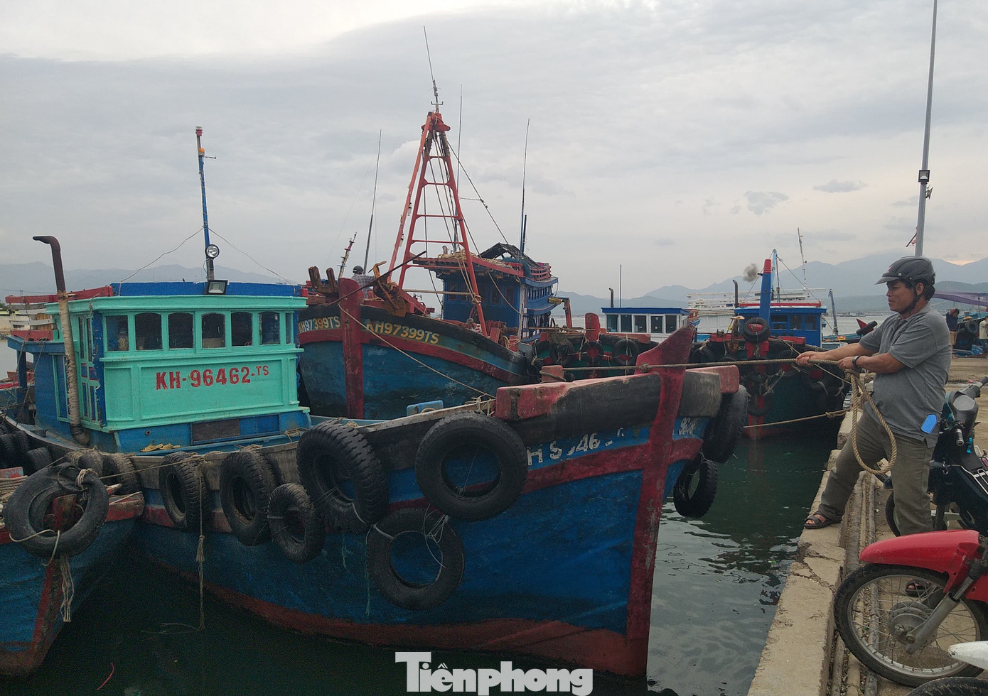 Hàng trăm tàu cá Khánh Hoà vào bờ neo đậu tránh bão số 5 ảnh 1