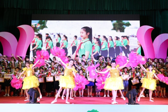 Thanh niên tình nguyện đội nắng tiếp sức mùa thi ảnh 10