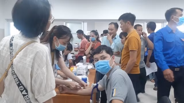 Vụ tai nạn thảm khốc ở Quảng Bình: Hàng trăm đoàn viên thanh niên xếp hàng chờ hiến máu ảnh 4