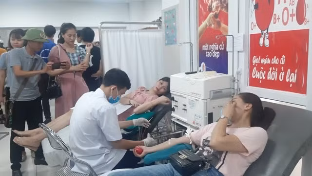 Vụ tai nạn thảm khốc ở Quảng Bình: Hàng trăm đoàn viên thanh niên xếp hàng chờ hiến máu ảnh 3