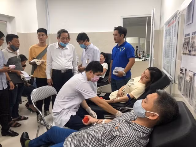 Vụ tai nạn thảm khốc ở Quảng Bình: Hàng trăm đoàn viên thanh niên xếp hàng chờ hiến máu ảnh 2