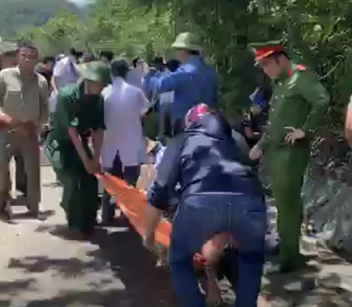 Lật xe du lịch, ít nhất 10 người chết ở Quảng Bình ảnh 2