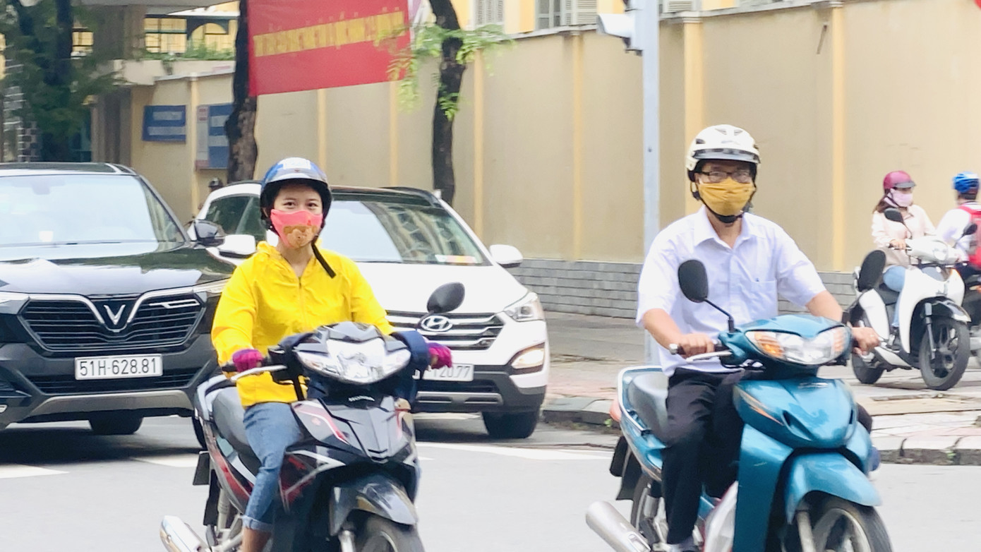 Tiết trời se lạnh, mây mù bao phủ trung tâm TPHCM ảnh 3