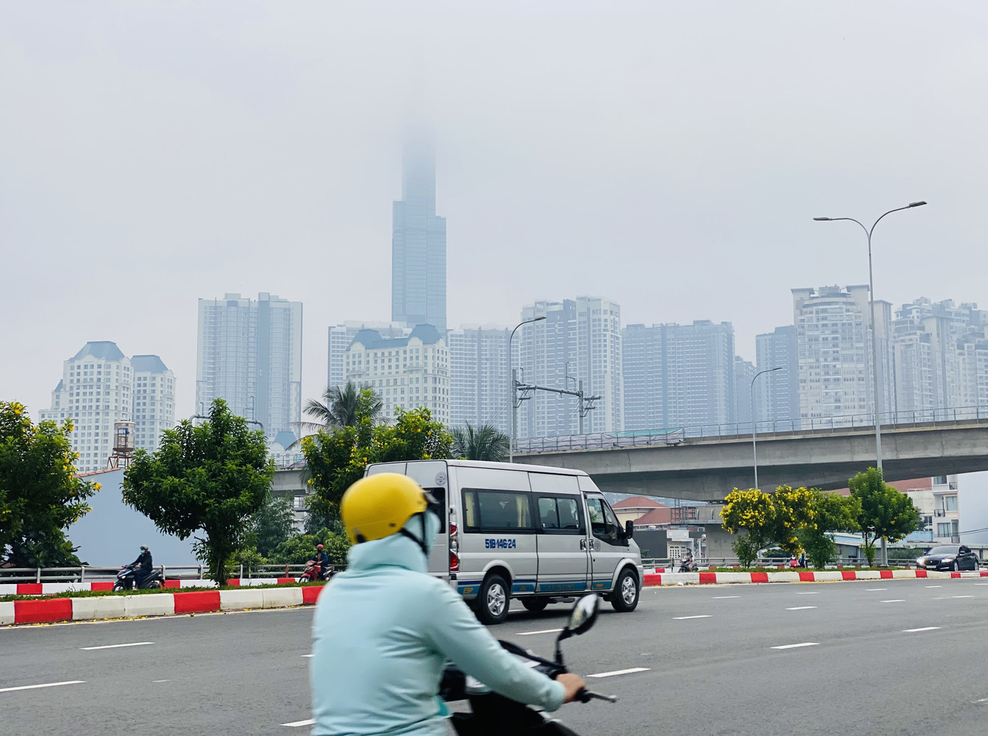 Tiết trời se lạnh, mây mù bao phủ trung tâm TPHCM ảnh 8