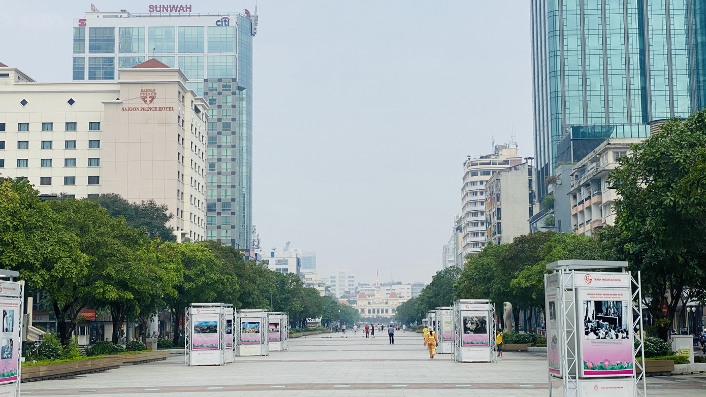 Tiết trời se lạnh, mây mù bao phủ trung tâm TPHCM ảnh 12