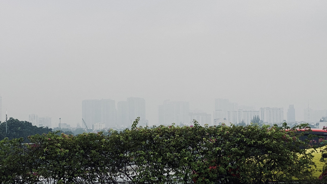 Tiết trời se lạnh, mây mù bao phủ trung tâm TPHCM ảnh 11