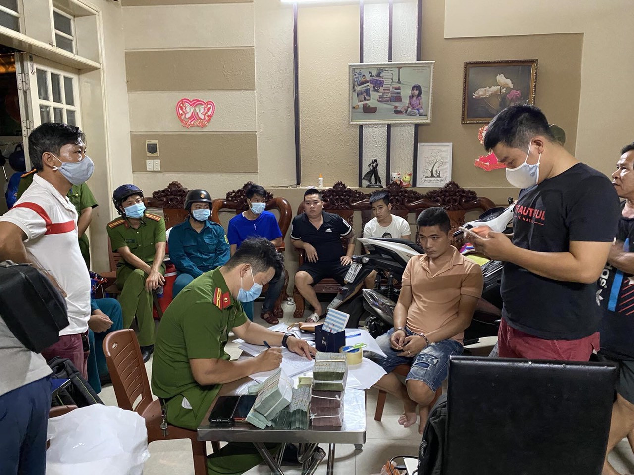 Khám xét hơn 30 địa điểm ở nhiều tỉnh thành liên quan đường dây cờ mạng qua mạng ảnh 3