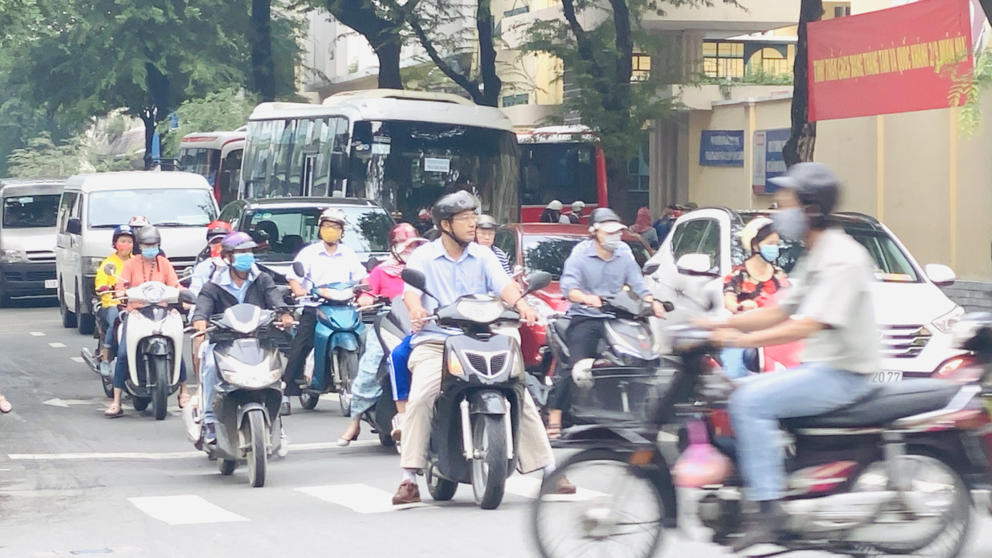 Tiết trời se lạnh, mây mù bao phủ trung tâm TPHCM ảnh 2