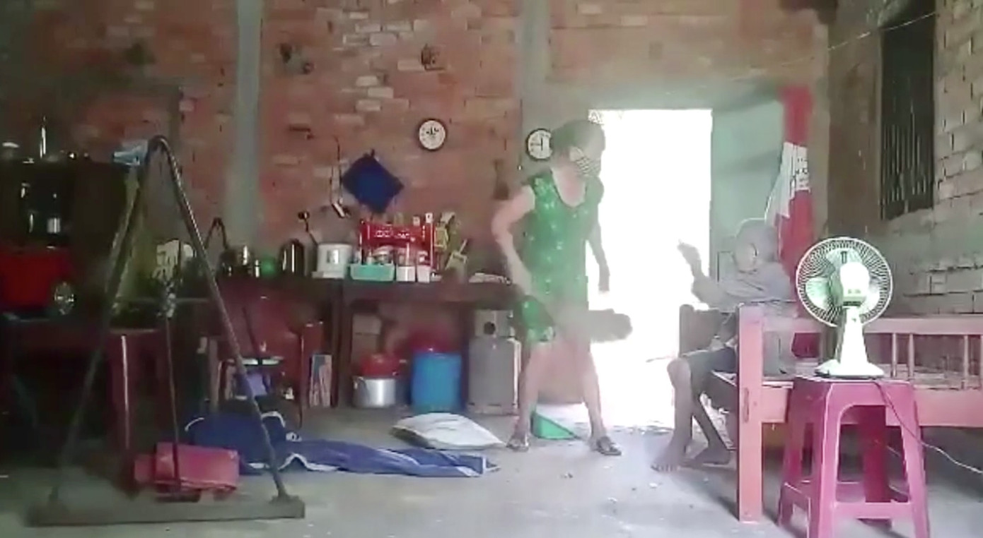 Phẫn nộ khi người con khai nguyên nhân đánh đập mẹ già gần 80 tuổi ảnh 1