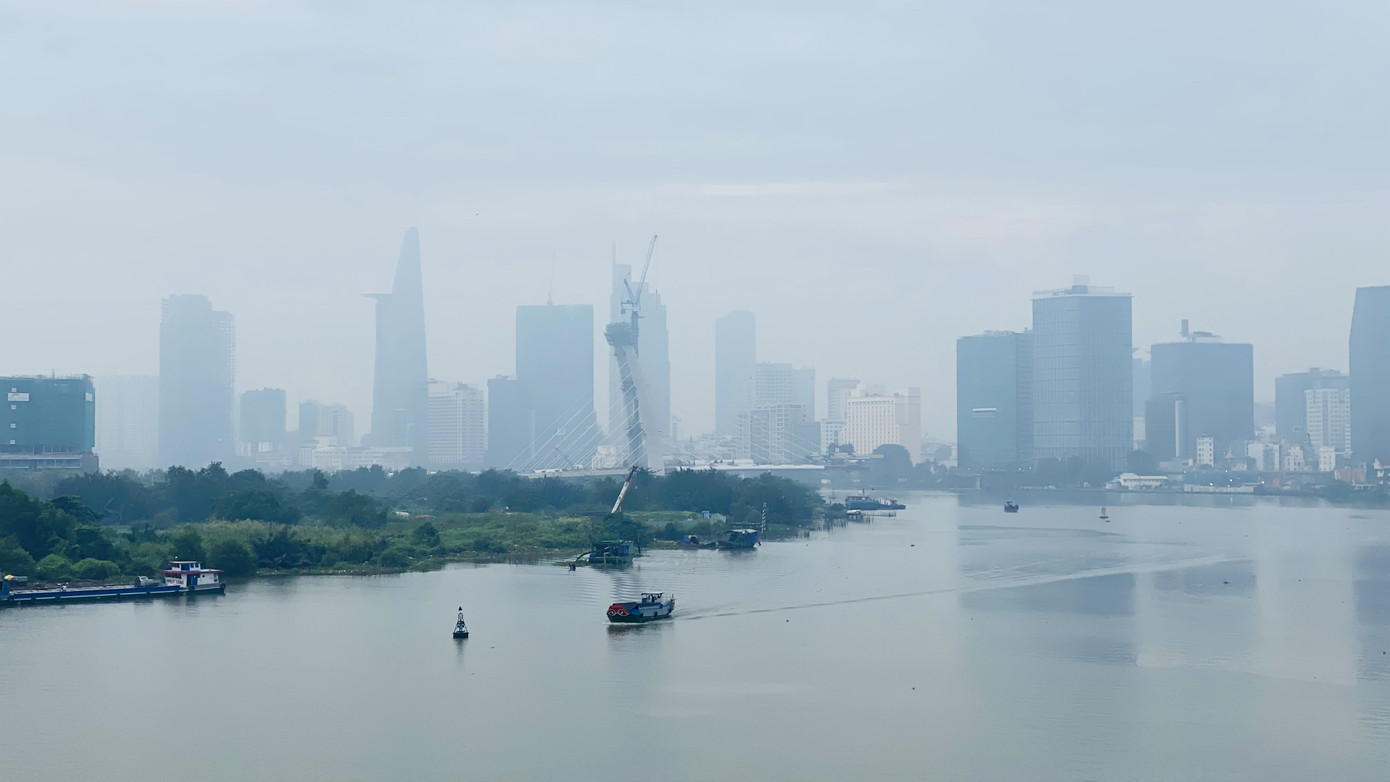 Tiết trời se lạnh, mây mù bao phủ trung tâm TPHCM ảnh 4