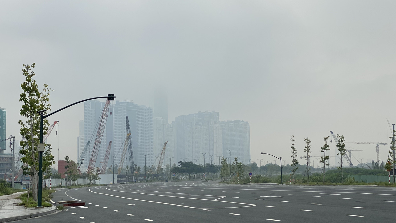 Tiết trời se lạnh, mây mù bao phủ trung tâm TPHCM ảnh 13