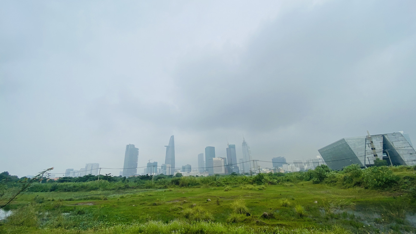 Tiết trời se lạnh, mây mù bao phủ trung tâm TPHCM ảnh 5