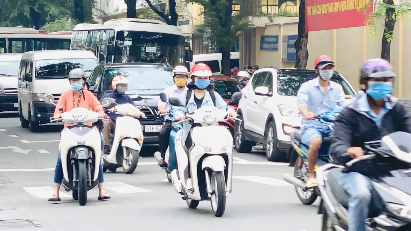 Tiết trời se lạnh, mây mù bao phủ trung tâm TPHCM ảnh 1