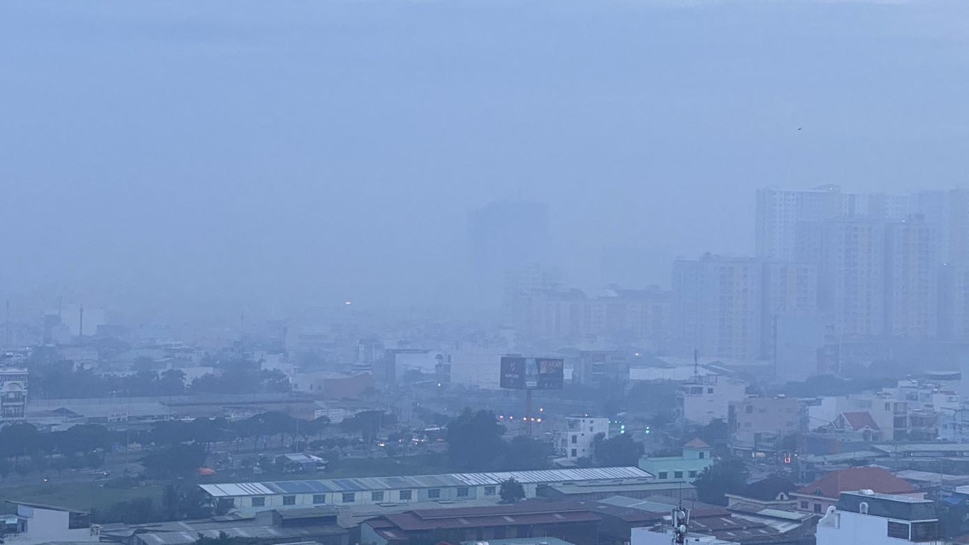 Tiết trời se lạnh, mây mù bao phủ trung tâm TPHCM ảnh 6