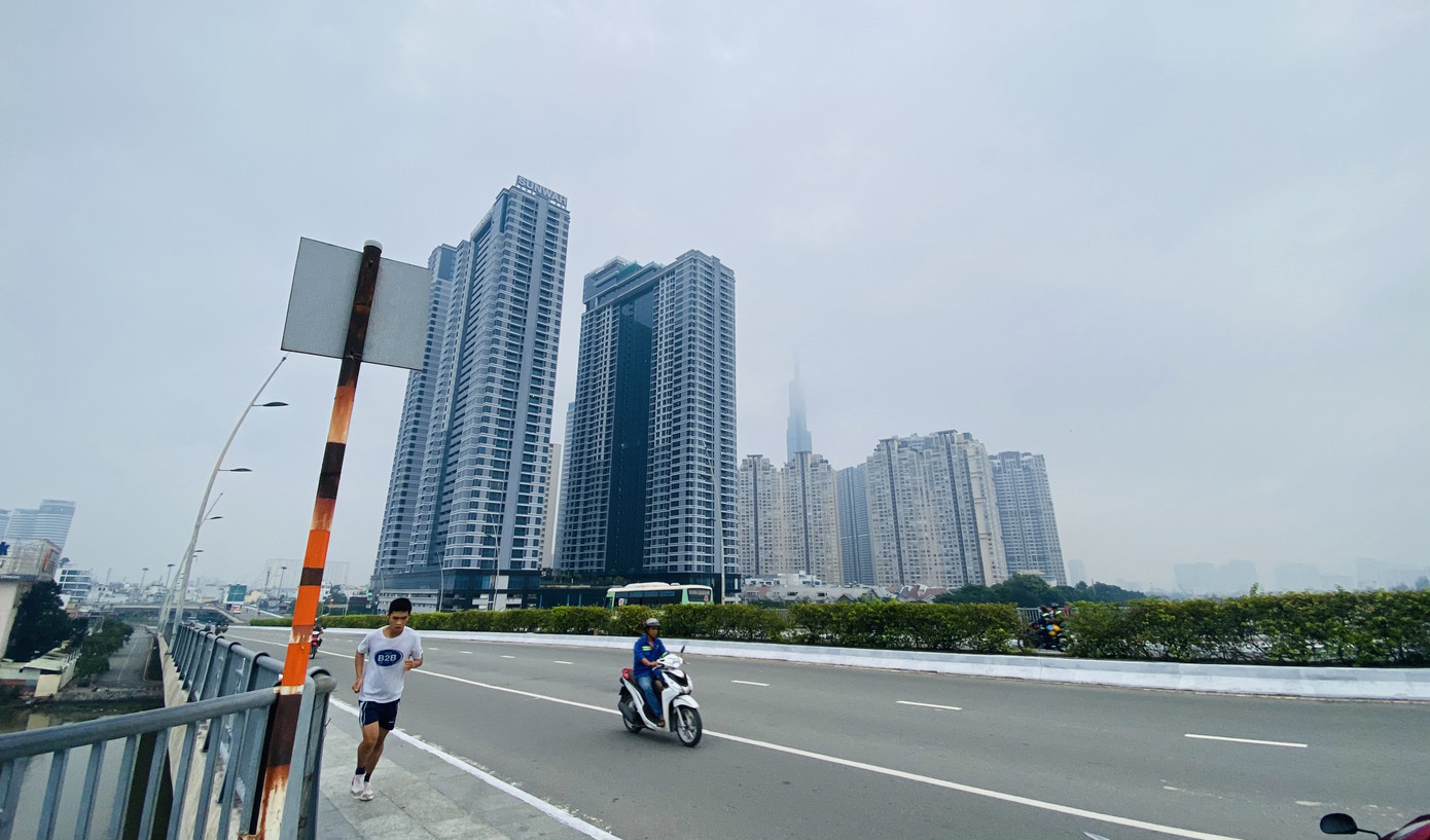 Tiết trời se lạnh, mây mù bao phủ trung tâm TPHCM ảnh 14