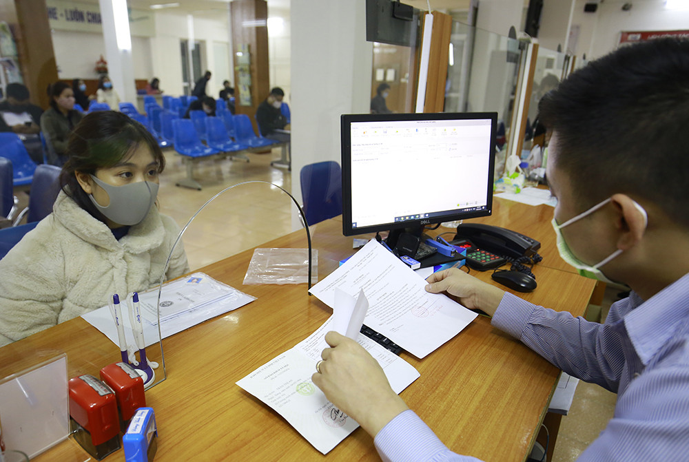 Người lao động xếp hàng khai báo nhận bảo hiểm thất nghiệp ảnh 14