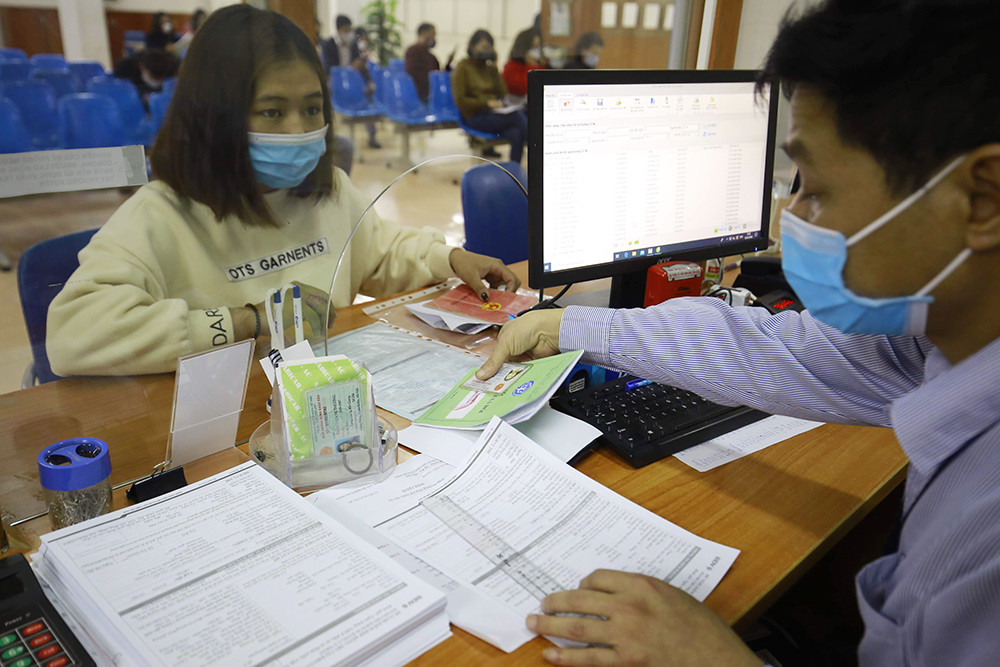 Người lao động xếp hàng khai báo nhận bảo hiểm thất nghiệp ảnh 13