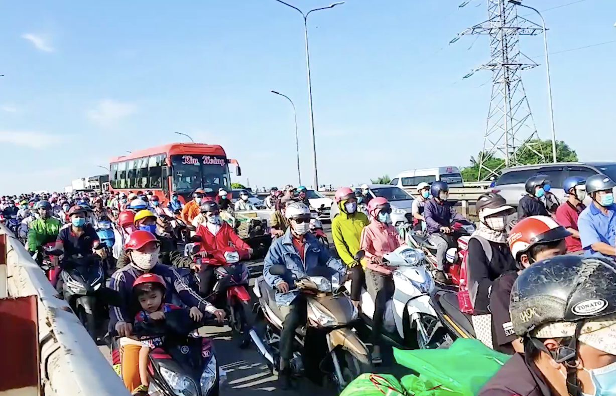 Tai nạn liên hoàn giữa 5 xe ô tô, cửa ngõ phía Tây TPHCM kẹt cứng ảnh 2