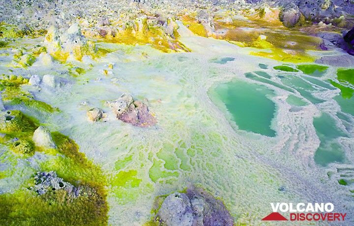 Kỳ lạ khu vực đầy nước, màu sắc đẹp mắt nhưng không sinh vật nào sống nổi ảnh 9