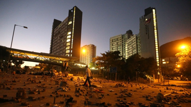 Binh sĩ Trung Quốc mặc quần shorts, áo phông xanh dọn dẹp đường phố Hong Kong ảnh 2