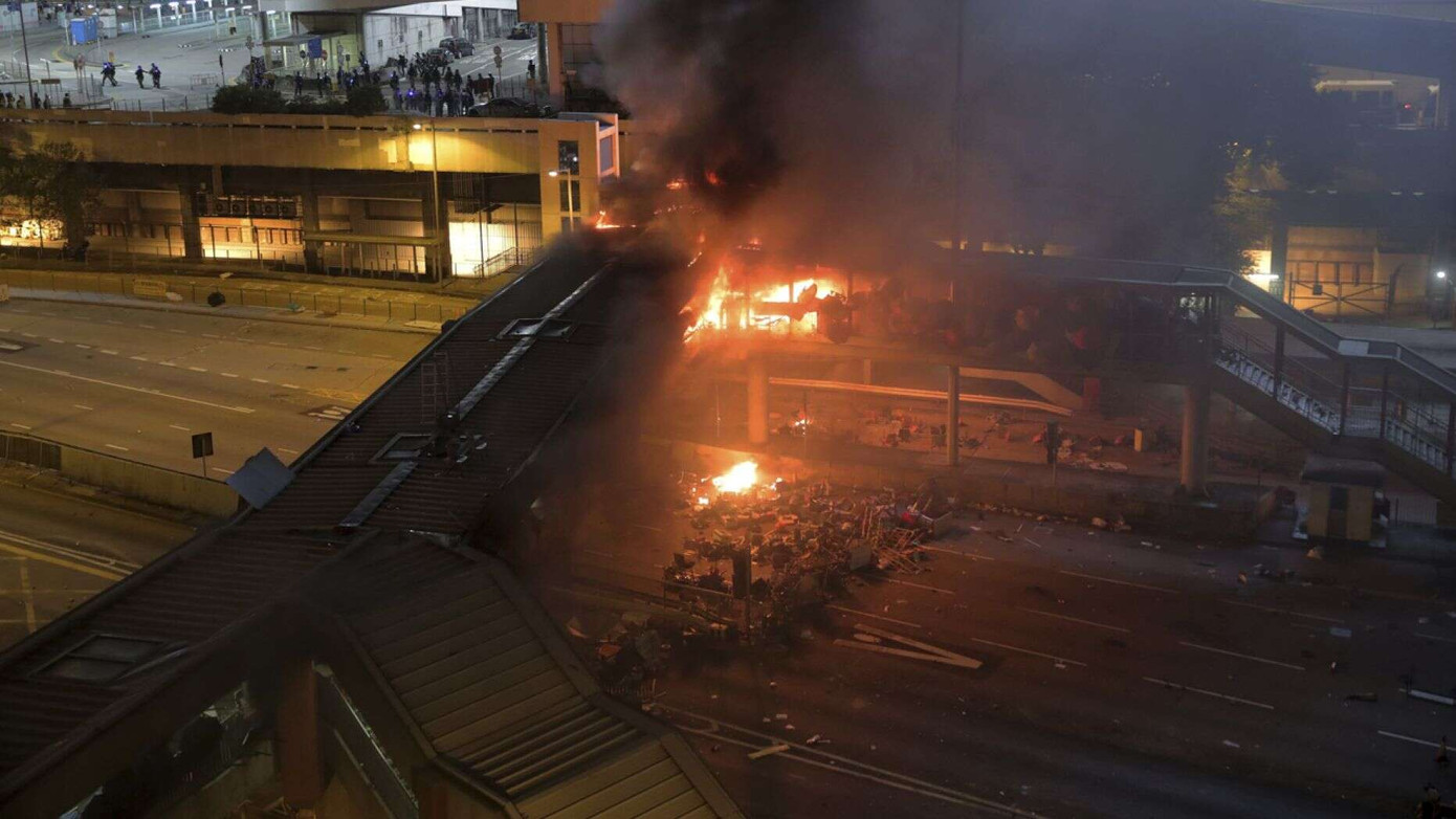 Đặc nhiệm Hong Kong canh gác các toà nhà chính quyền ảnh 1