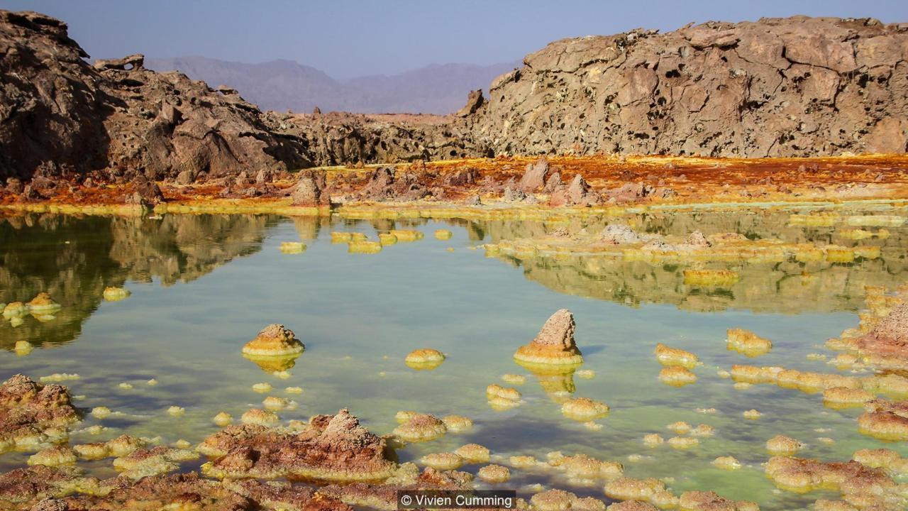 Kỳ lạ khu vực đầy nước, màu sắc đẹp mắt nhưng không sinh vật nào sống nổi ảnh 20