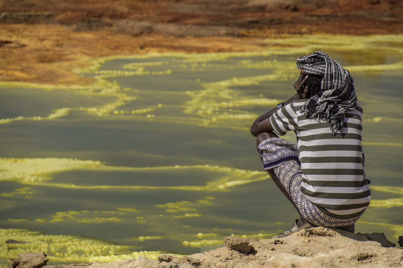 Kỳ lạ khu vực đầy nước, màu sắc đẹp mắt nhưng không sinh vật nào sống nổi ảnh 23