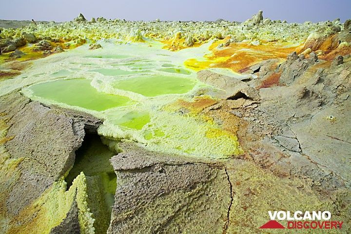 Kỳ lạ khu vực đầy nước, màu sắc đẹp mắt nhưng không sinh vật nào sống nổi ảnh 5