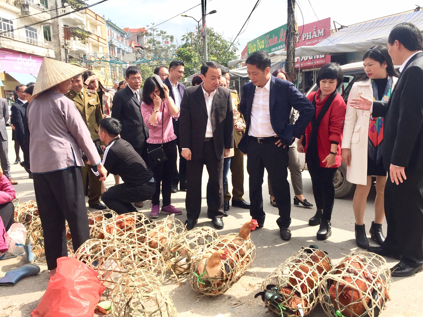 Bộ trưởng Công Thương mua gà, kiểm tra tình hình thị trường Tết tại Lạng Sơn ảnh 3