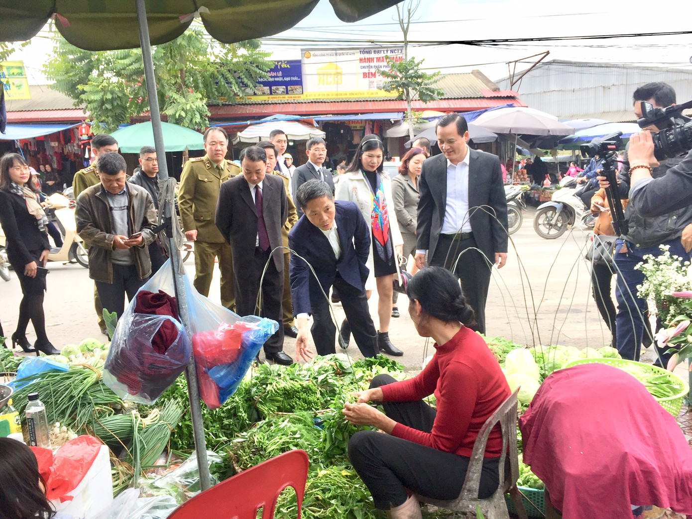 Bộ trưởng Công Thương mua gà, kiểm tra tình hình thị trường Tết tại Lạng Sơn ảnh 1