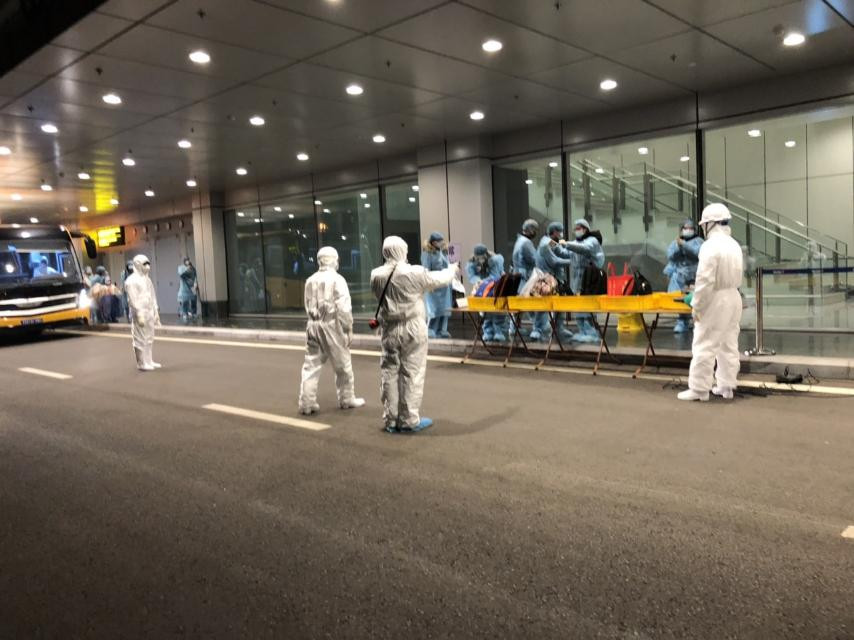 30 người Việt từ Vũ Hán về tới Vân Đồn ảnh 1