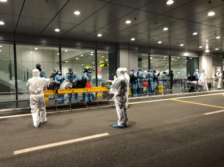 30 người Việt từ Vũ Hán về tới Vân Đồn ảnh 2