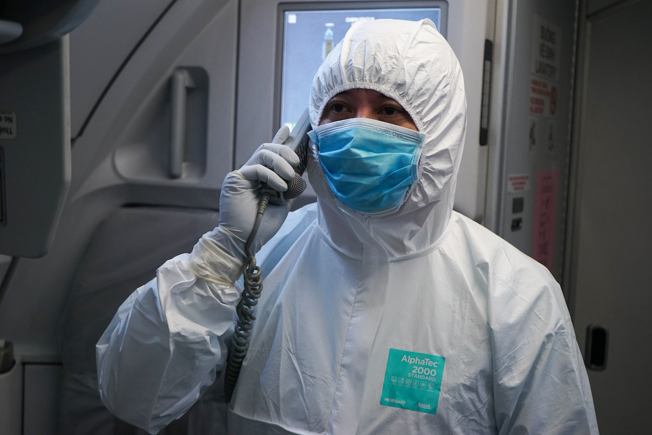 Tổ bay mặc bỉm, học đỡ đẻ trên 'chuyến bay Vũ Hán' ảnh 1