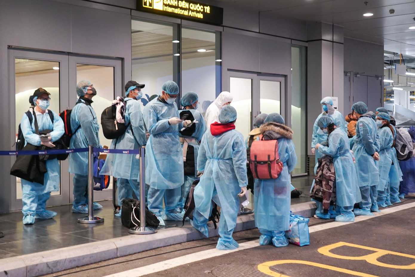 Tổ bay mặc bỉm, học đỡ đẻ trên 'chuyến bay Vũ Hán' ảnh 2