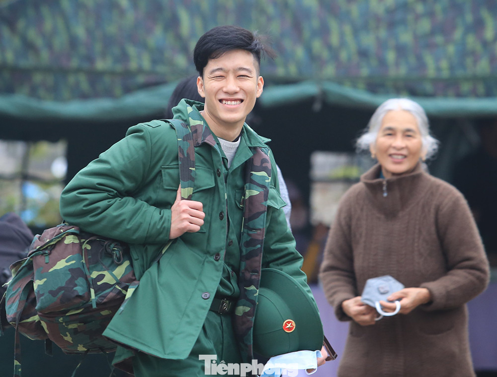 Thanh niên Thủ đô đeo khẩu trang đo thân nhiệt lên đường nhập ngũ ảnh 2