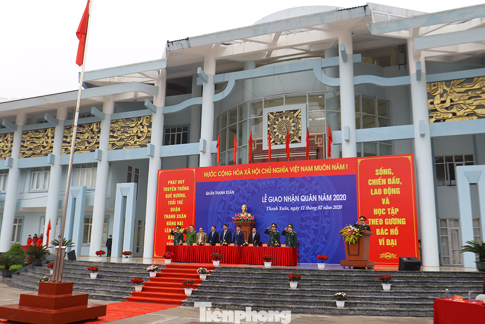 Thanh niên Thủ đô đeo khẩu trang đo thân nhiệt lên đường nhập ngũ ảnh 6